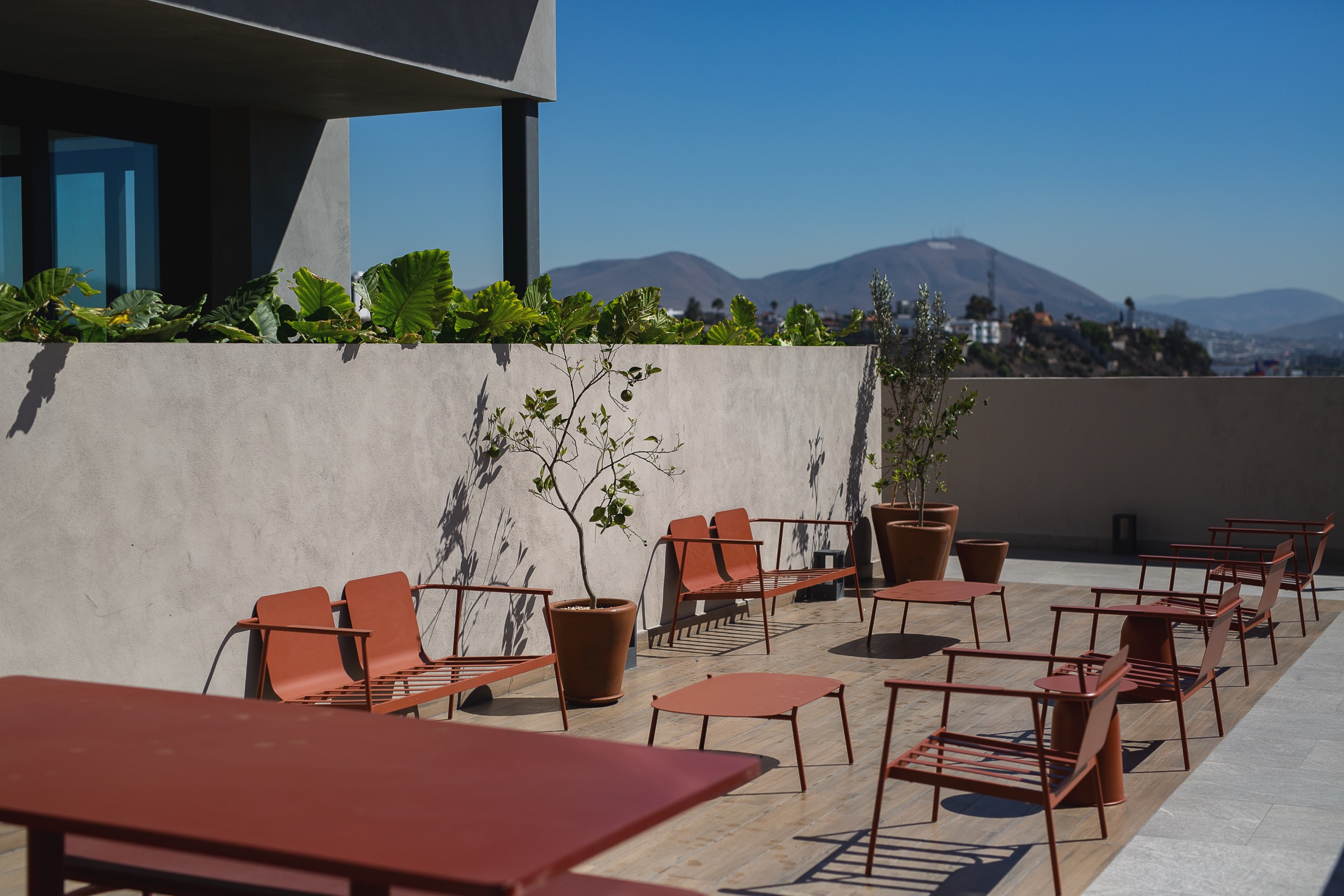 Rooftop LUCA — terraza con vista a las montañas de Tijuana